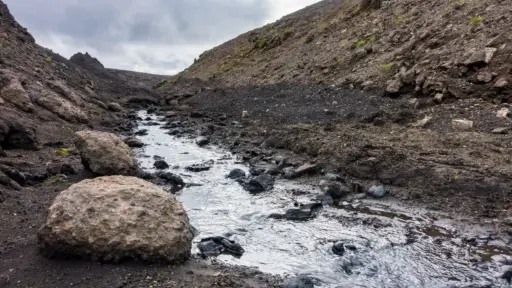 Bach in karger Vulkanlandschaft Bach in karger, schwarzer, Vulkanlandschaft