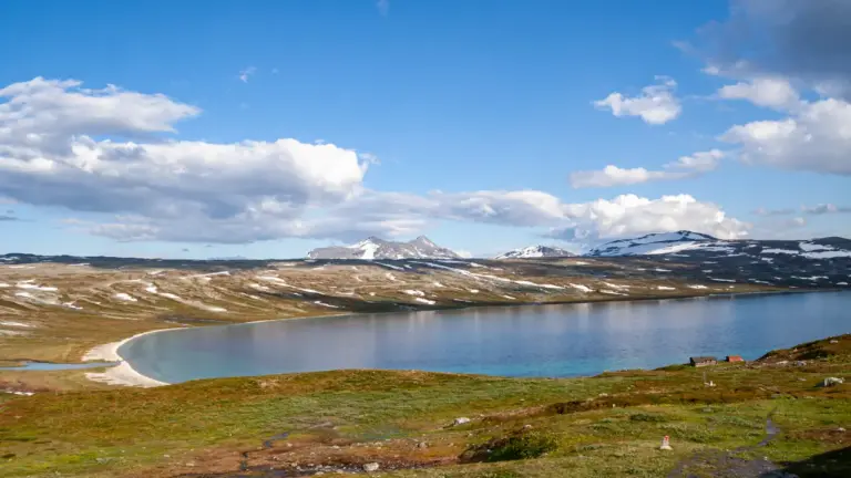 Panorama des Bjellavatnet mit Bjellavasstua direkt am See Panorama des Bjellavatnet mit Bjellavasstua direkt am See