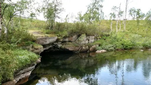 Karst im Saltfjellet Höhleneingang direkt am Fluss - Karst in Saltfjellet