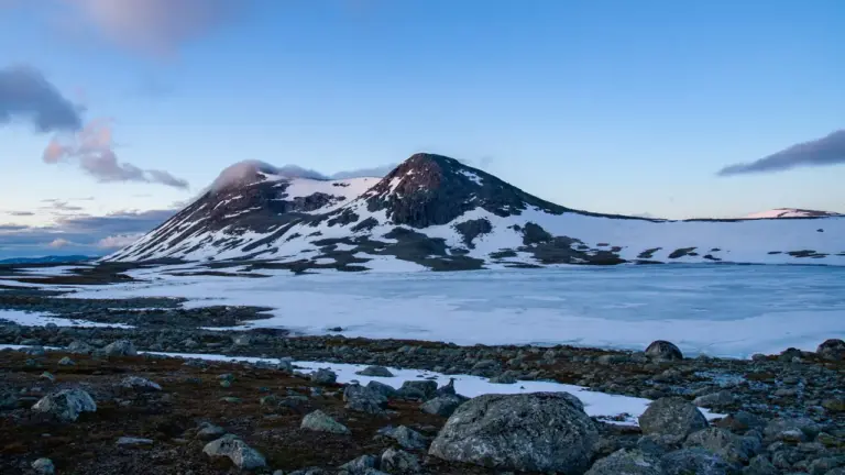 Der Lønstinden um 2:00 Uhr Nachts. Im Vordergrund der noch zugefrorene Lønstindvatnet.
