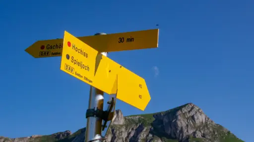 Wegweiser im Rofangebirge Wegweiser im Rofangebirge mit Schwierigkeitsangaben der Wege (rote und schwarze Wege)