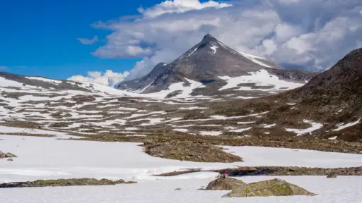 addjektind-saltfjellet-norwegen Wandern im Saltfjellet: Blick auf den markanten Gipfel des Addjektind (1.440 m) im Saltfjellet-Svartisen Nationalpark in Norwegen.