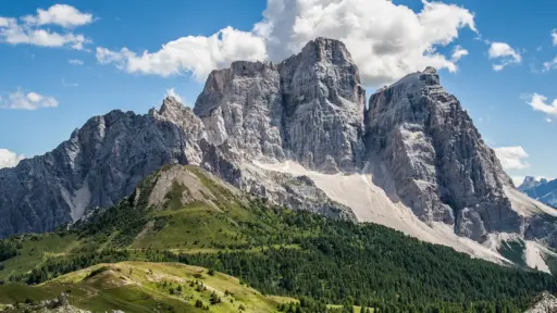 Der Monte Pelmo in den Dolomiten als markanter Gipfel auf einer Alpenüberquerung – Übersicht der 10+1 schönsten Routen zu Fuß.
