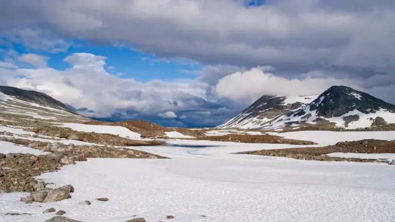 Saltfjellet-Svartisen Nationalpark: Blick auf den Lønstinden mit dem teilweise gefrorenen Lønstindvatnet im Vordergrund.