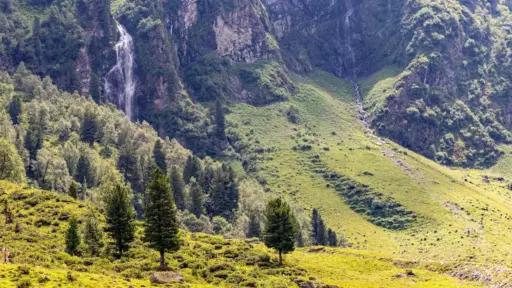 Almlandschaft mit Wasserfällen Almlandschaft mit Wasserfällen