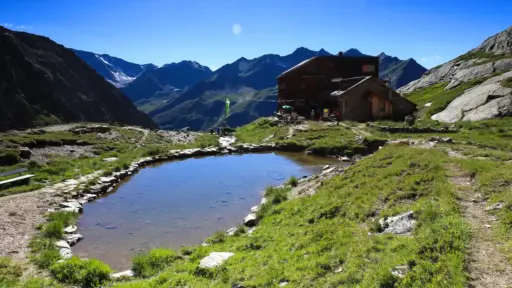 Edmund-Graf-Hütte Edmund-Graf-Hütte, Verwall, mit kleinem See im Vordergrund