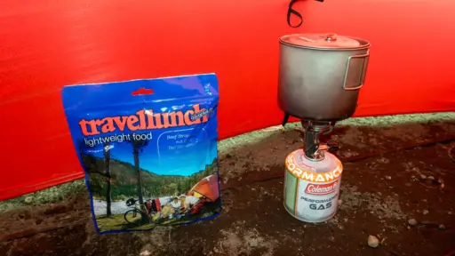 Hilleberg Unna Kochen Kochen an der Längsseite, also der nicht vorhandenen Apsis des Hilleberg Unna