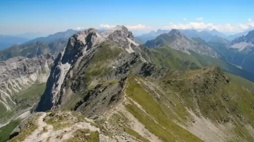Gratweg kleinem und großem Kinigat Gratweg vor dem kleinen und großen Kinigat am karnischen Höhenweg