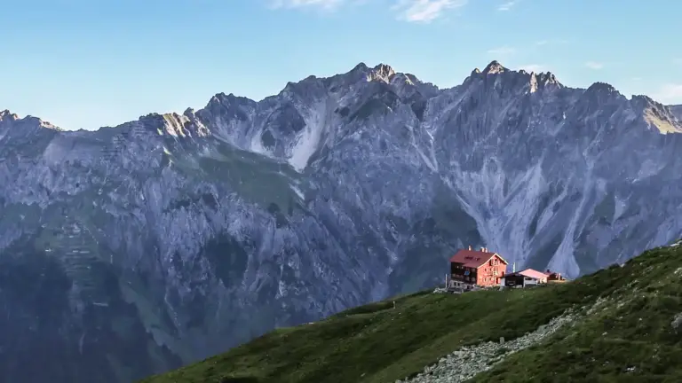 Kaltenberghütte bei Sonnenaufgang Sonnenaufgang an der Kaltenberghütte - der ersten Hütte in der Verwallrunde