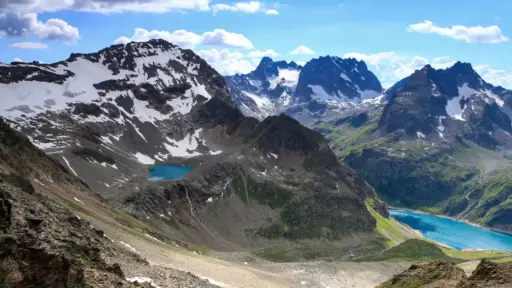 Kartellsee und Kartellspeicher links Kartellsee mit Wasserfall, rechts Kartellspeicher, im Hintergrund die Faselfadspitze