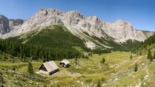 Obere Wolayeralm (1.709 m) Panoramaansicht der oberen Wolayeralm (1.709 m), im Hintergrund das Biegengebirge