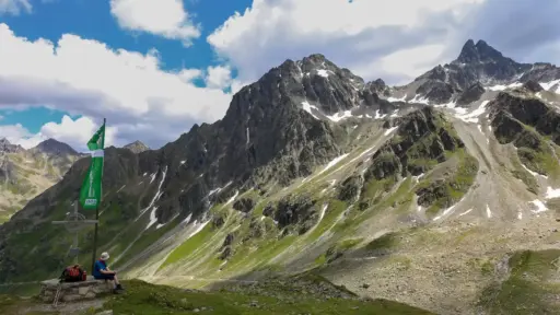 Saumspitze (3039 m) Saumspitze (3039 m), im Vordergrund eine DAV-Fahne an der Darmstädter Hütte