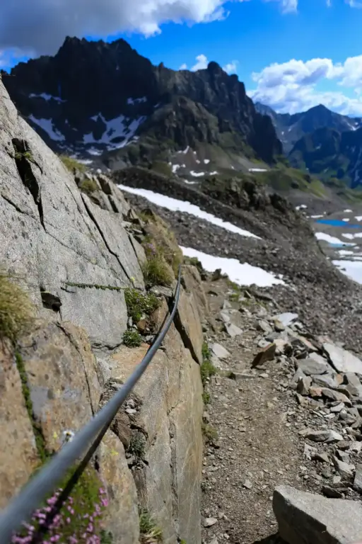 Seilsicherung Auftieg Kuchenjöchli Nahaufnahme einer Seilsicherung am Auftieg zum Kuchenjöchli - im Hintergund die Berge des Verwall