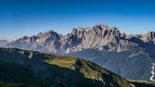 Sextner Dolomiten vom Monte Aiarnola bis zur Rotwand Sextner Dolomiten vom Monte Aiarnola bis zur Rotwand, Italien. Blick von der Sillianer Hütte am frühen Morgen