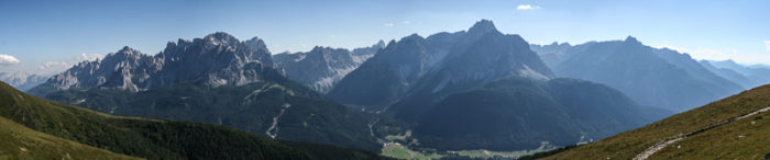 Gipfelparade der Sextner Dolomiten vom karnischen Höhenweg aus