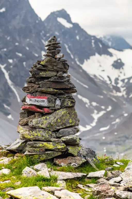 Steinmännchen Sellrainer-Hüttenrunde Steinmännchen mit rot-weiß-roter Wegmarkierung auf der Sellrainer-Hüttenrunde