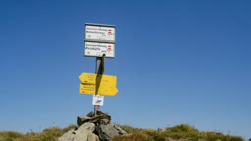 Wegweiser am karnischen Höhnweg alte und neue Wegweiser mit Schwierigkeitsangabe am karnischen Höhnweg
