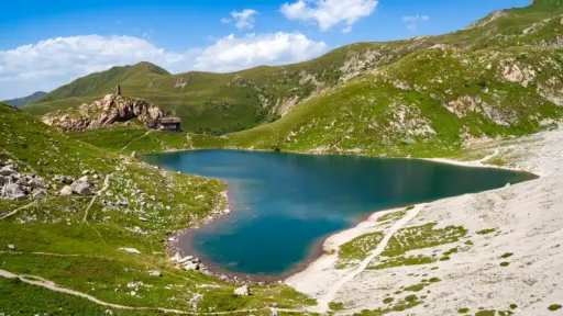 Wolayersee Wolayersee mit der Wolayersee-Hütte im Hintergrund