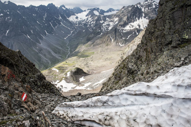 Blick von der Zischgenscharte hinüber auf die Gletscherwelt der Stubaier Alpen