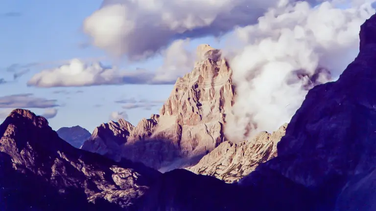 Blick zurück auf die Civetta im Nebel: Die wolkenverhangene Nordwand der Civetta-Gruppe auf dem Weg München-Venedig.