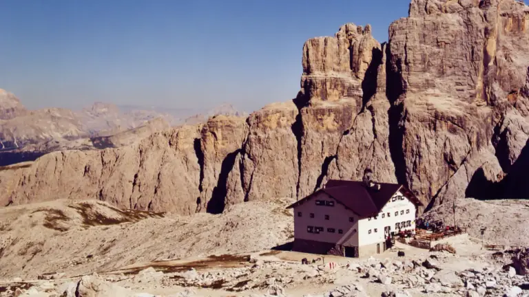 Blick von oben auf die Pisciadù-Hütte in der Sella-Gruppe auf der Route München-Venedig.