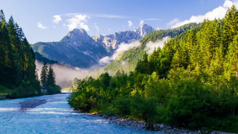 Blick auf den Rißbach im Karwendel auf der Fernwanderung München-Venedig bei Sonnenaufgang und Nebel.