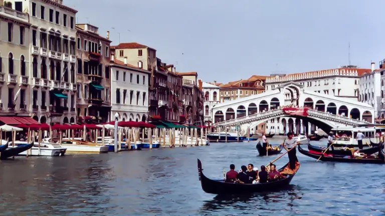 Schwarze Gondel auf einem Kanal in Venedig: Das Ziel der Fernwanderung München-Venedig nach der Alpenüberquerung