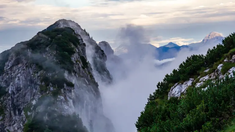 Aufsteigende Wolken zwischen Bergwänden in den bayerischen Voralpen