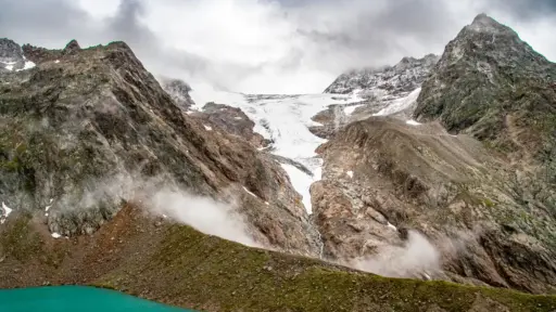 Panorama am Gurgler Ferner – Stubaier Höhenweg Hochalpines Panorama am Gurgler Ferner mit türkisfarbenem Gletschersee und schroffen Gipfeln entlang des Stubaier Höhenwegs
