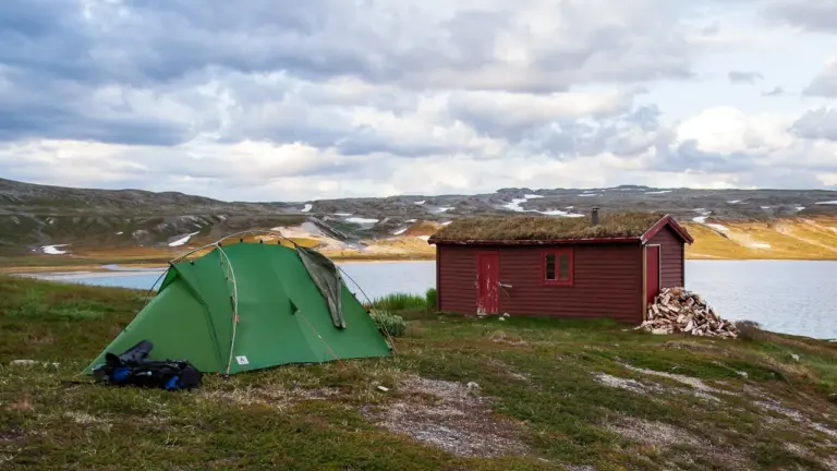 Nebengebäude mit Zelt an der Bjellåvasstua