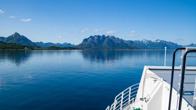 Fähre in Norwegen Blick von einer Fähre in Norwegen - hier auf den Lofoten mit Ausblick auf die nahen Berge der Inselgruppe