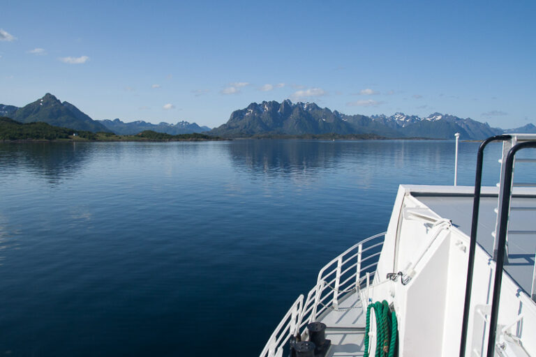 Blick von einer Fähre in Norwegen - hier auf den Lofoten mit Ausblick auf die nahen Berge der Inselgruppe