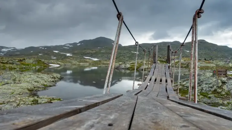 Hängebrücke über den Ustekveikja bei Finse Hängebrücke mit Brettern und Handläufen aus Seilen über den Ustekveikja bei Finse