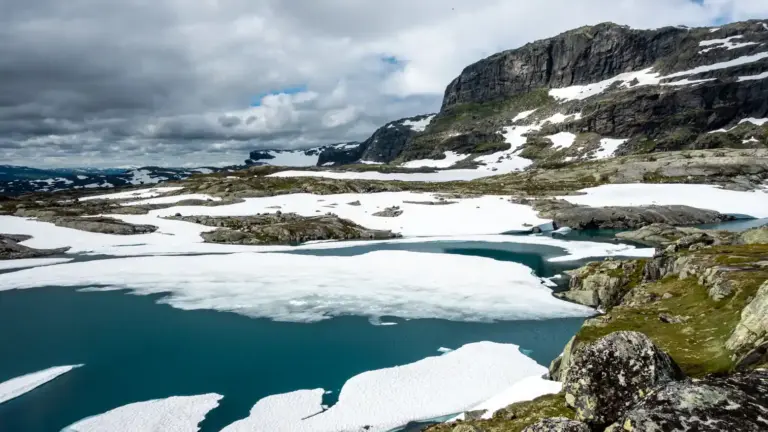 Eissee am Hardangerjokulen Eis treibt im See, letzte Überbleibsel des Winters