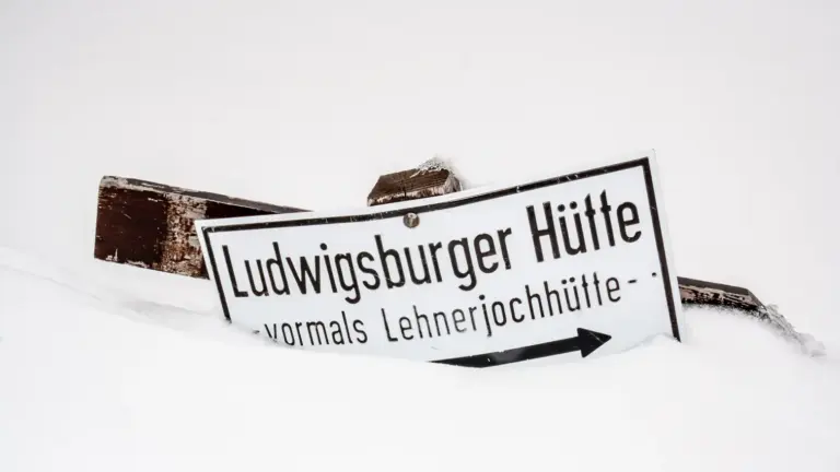Wegweiser zur Ludwigsburger Hütte im Schnee Wegweiser zur Ludwigsburger Hütte im Schnee
