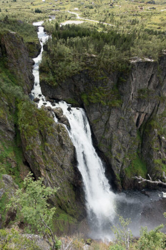 Der Voringfoss mit einer Fallhöhe von183 m, die untere Stufe alleine 145 m.