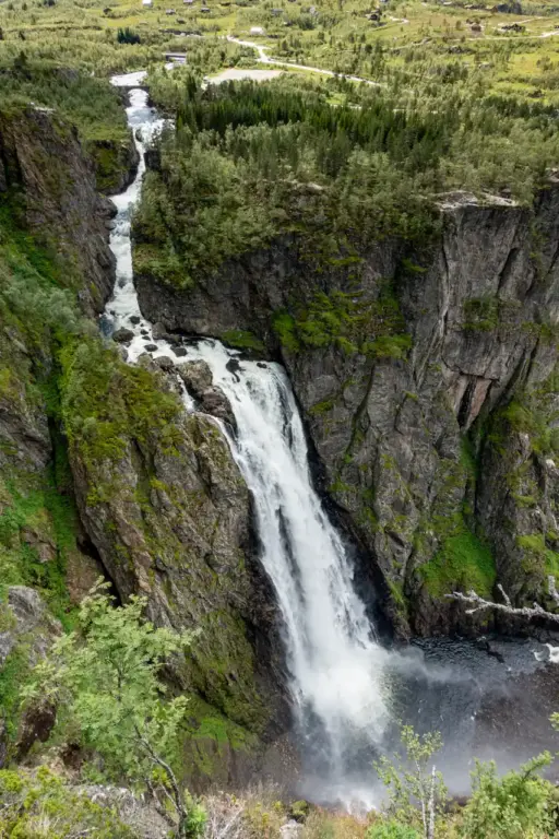 Voringfoss Der Voringfoss mit einer Fallhöhe von183 m, die untere Stufe alleine 145 m.