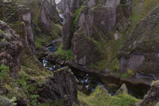 Fjaðrárgljúfur-Schlucht Tiefblick in die Schlucht