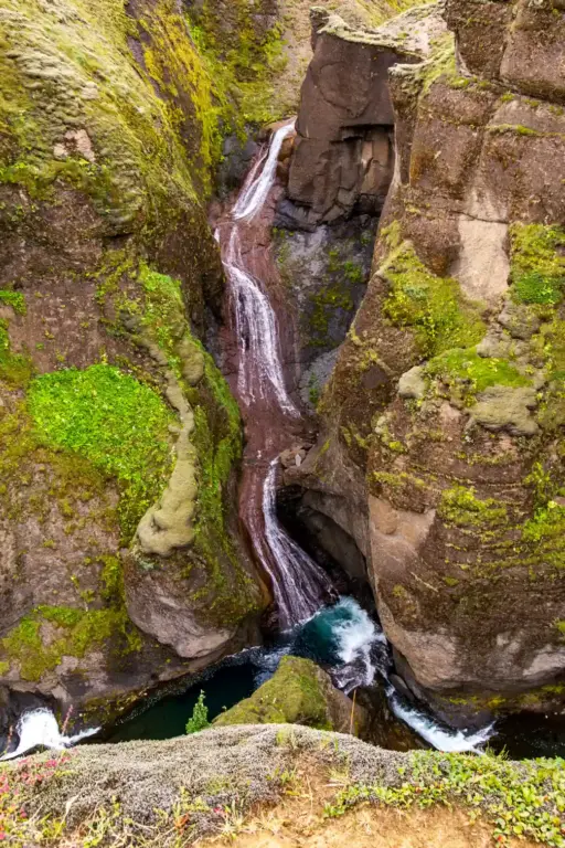 Fjadrargljufur-Wasserfall Wasserfall in der der Schlucht Fjaðrárgljúfur