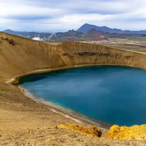 Kratersee Viti türkisfarbener Kratersee mit gelb-orangen-Kater von oben