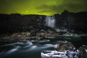 Der Öxarárfoss bei Polarlicht