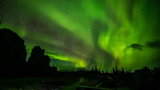Þingvellir bei Polarlicht Þingvellir bei Polarlicht - weite Landschaft mit bizarren Polarlichtern und eindrucksvollem Sternenhimmel