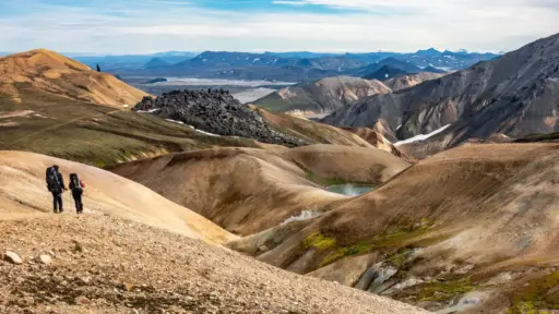 Trekking auf dem Laugavegur in Island: Zwei Wanderer im Hochland auf dem Weg nach Landmannalaugar.