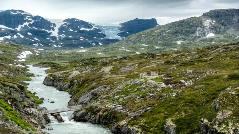Gletscherfluß Leirro vor dem Hardangerjokulen weites Landschaftbild mit dem reißenden Fluß Leirro, im Hintergrund der Hardangerjokulen