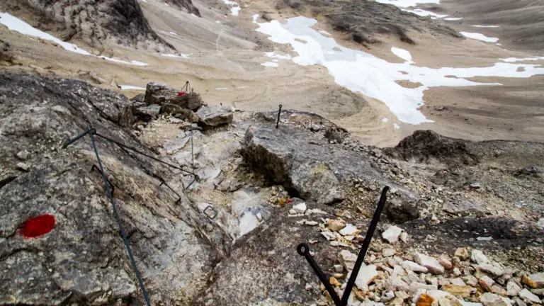 Drahtseilsicherungen im Abstieg der Birkkarspitze: Die technische Schlüsselstelle der Karwendel-Durchquerung auf dem Weg München-Venedig.