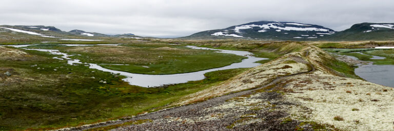 Weg zwischen Fluss und See Weg zwischen Fluss und See, im Hintergund Bergrücken mit Schneefeldern