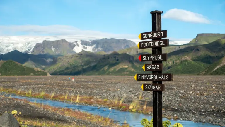 Wegweiser mit Farbmarkierungen in Island