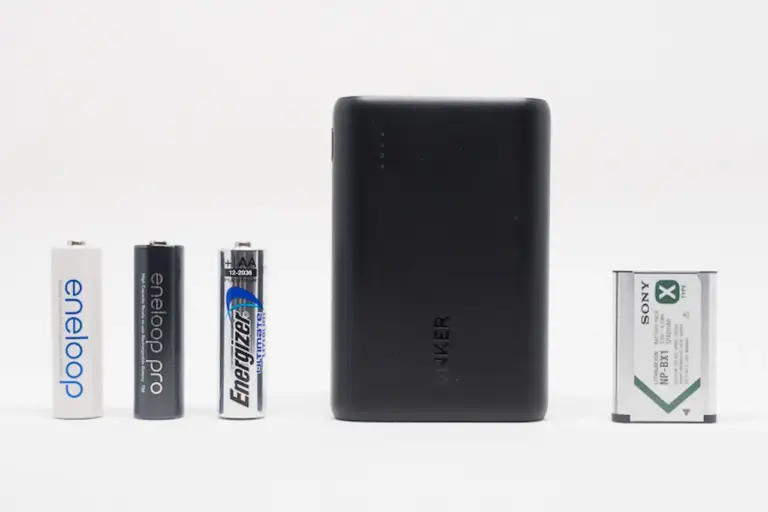 Schon AA-Zellen haben ein unterschiedliches Gewicht, daneben Powerbank und Kameraakku