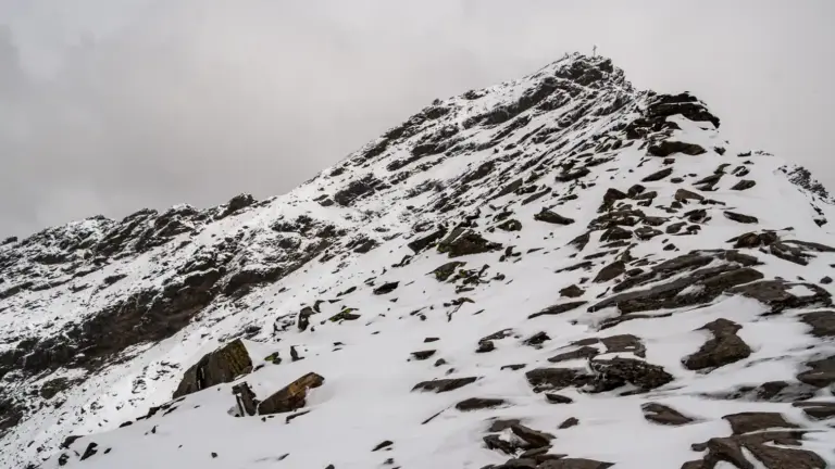 Fundusfeiler (3079 m) Gipfel des Fundusfeiler (3079 m) - Aufstieg über teilweise eingeschneites Blockwerk, im Hintergrund dichter Nebel