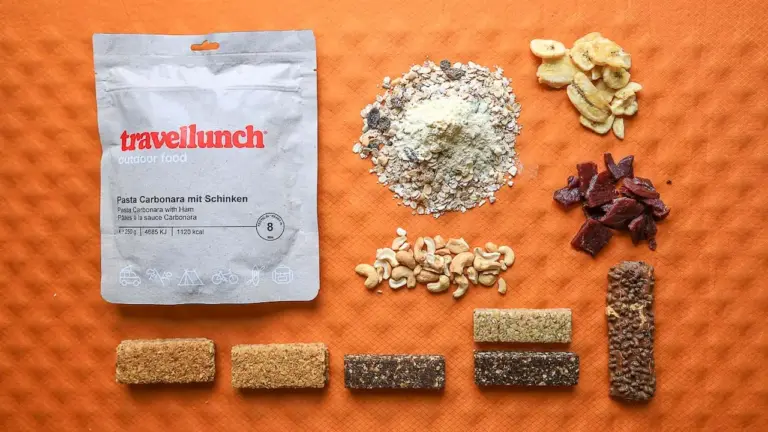 Verpflegung für einen Trekking-Tag Verpflegung für einen Trekking-Tag - eine Hauptmahlzeit von Travellunch, Müsli mit Milchpulver, Nüsse, Trockenobst, Beef Jerky, verschiedene Riegel